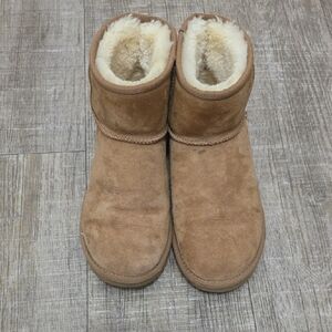 UGG Sz 7 Shearling Lined Boots